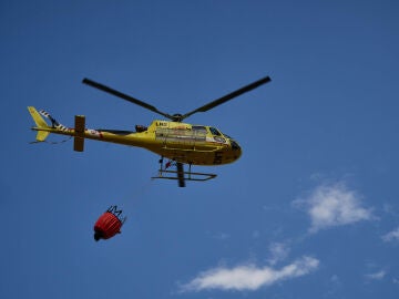 Un helic&oacute;ptero trata de apagar un fuego, a 25 de junio de 2026, en Ezcabarte, Navarra (Espa&ntilde;a). El Gobierno de Navarra ha activado a las 18.45 horas la situaci&oacute;n operativa 2 del Plan Especial de Protecci&oacute;n Civil por Incendios Forestales (INFONA) de acuerdo a los datos actuales sobre el desarrollo del incendio forestal que est&aacute; teniendo lugar en las faldas del monte San Crist&oacute;bal. El aviso por el fuego se ha dado a las 17.42 horas. El incendio se ha originado en un campo situado en la falda de...