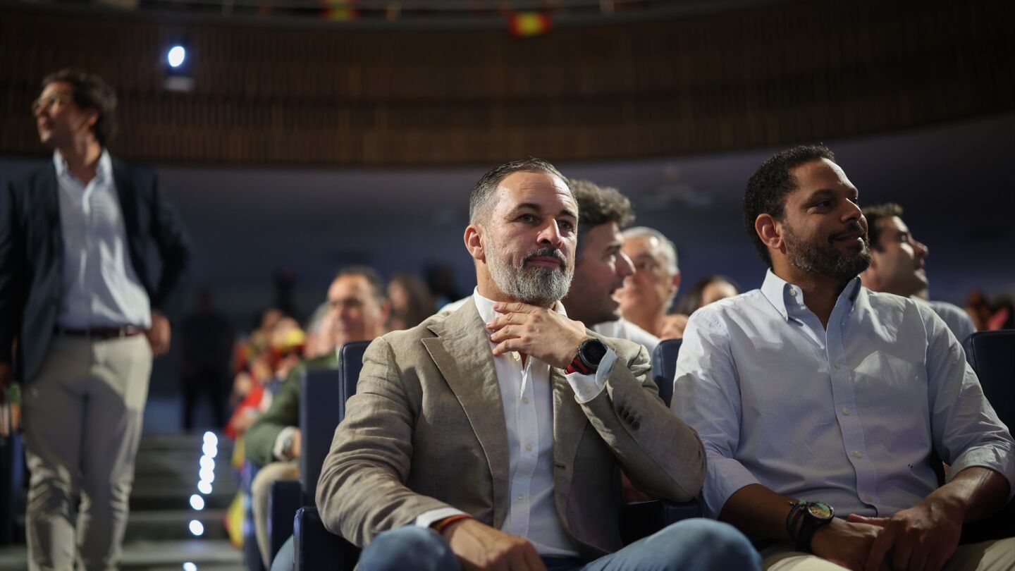 El presidente de Vox, Santiago Abascal (c), y el secretario general de Vox, Ignacio Garriga (d), durante la Asamblea Ordinaria de Vox 2026