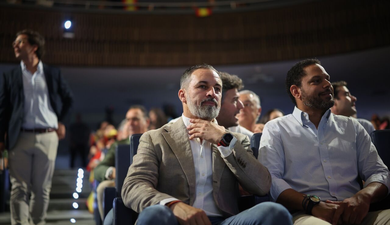 El presidente de Vox, Santiago Abascal (c), y el secretario general de Vox, Ignacio Garriga (d), durante la Asamblea Ordinaria de Vox 2026