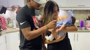 Imagen del futbolista H&eacute;ctor Bello junto a su mujer y a su hija