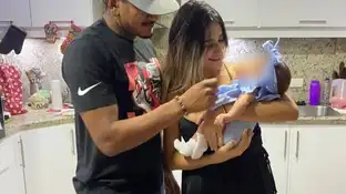Imagen del futbolista Héctor Bello junto a su mujer y a su hija Imagen del futbolista Héctor Bello junto a su mujer y a su hija