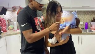 Imagen del futbolista H&eacute;ctor Bello junto a su mujer y a su hija