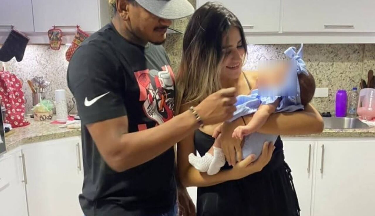 Imagen del futbolista H&eacute;ctor Bello junto a su mujer y a su hija