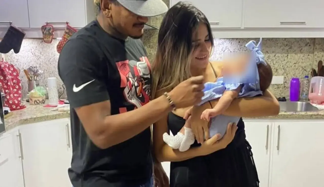 Imagen del futbolista Héctor Bello junto a su mujer y a su hija