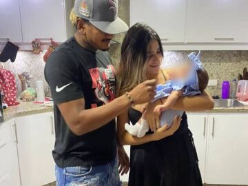 Imagen del futbolista H&eacute;ctor Bello junto a su mujer y a su hija