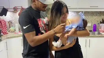 Imagen del futbolista Héctor Bello junto a su mujer y a su hija Imagen del futbolista Héctor Bello junto a su mujer y a su hija