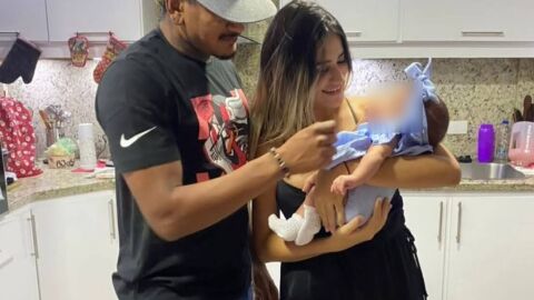 Imagen del futbolista H&eacute;ctor Bello junto a su mujer y a su hija