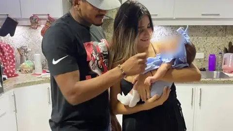 Imagen del futbolista Héctor Bello junto a su mujer y a su hija Imagen del futbolista Héctor Bello junto a su mujer y a su hija