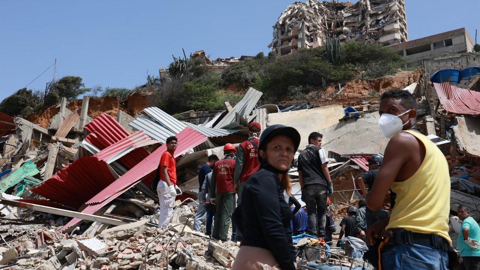 La desesperación tras la tragedia: saqueos, escasez y despliegue militar en La Guaira