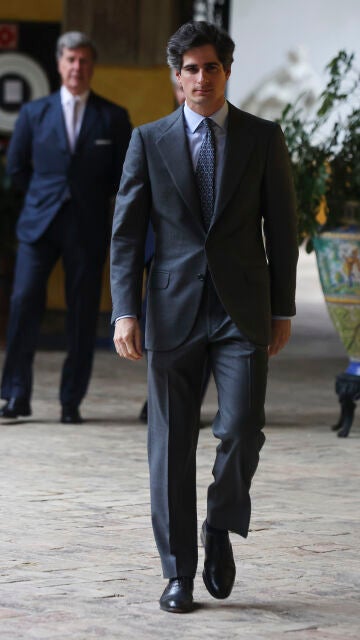 Fernando Fitz-James y al fondo, Cayetano Martínez de Irujo