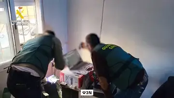 Detenido un ciberdepredador sexual que engañó a más de 20 menores haciéndose pasar por un niño en Alicante Detenido un ciberdepredador sexual que engañó a más de 20 menores haciéndose pasar por un niño en Alicante