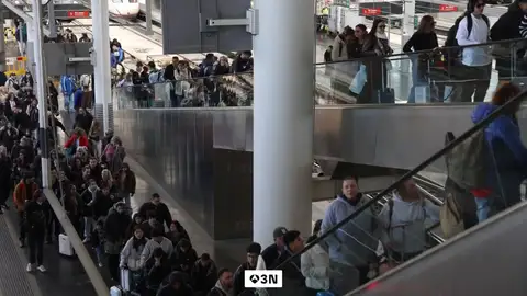 Renfe cancela 320 trenes este lunes por la huelga convocada por el Sindicato Ferroviario Renfe cancela 320 trenes este lunes por la huelga convocada por el Sindicato Ferroviario