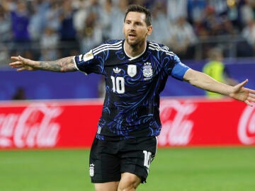 Leo Messi celebra su gol de falta ante Jordania