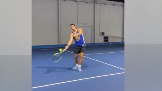 Alcaraz entrenando sin protecci&oacute;n en la mu&ntilde;eca derecha