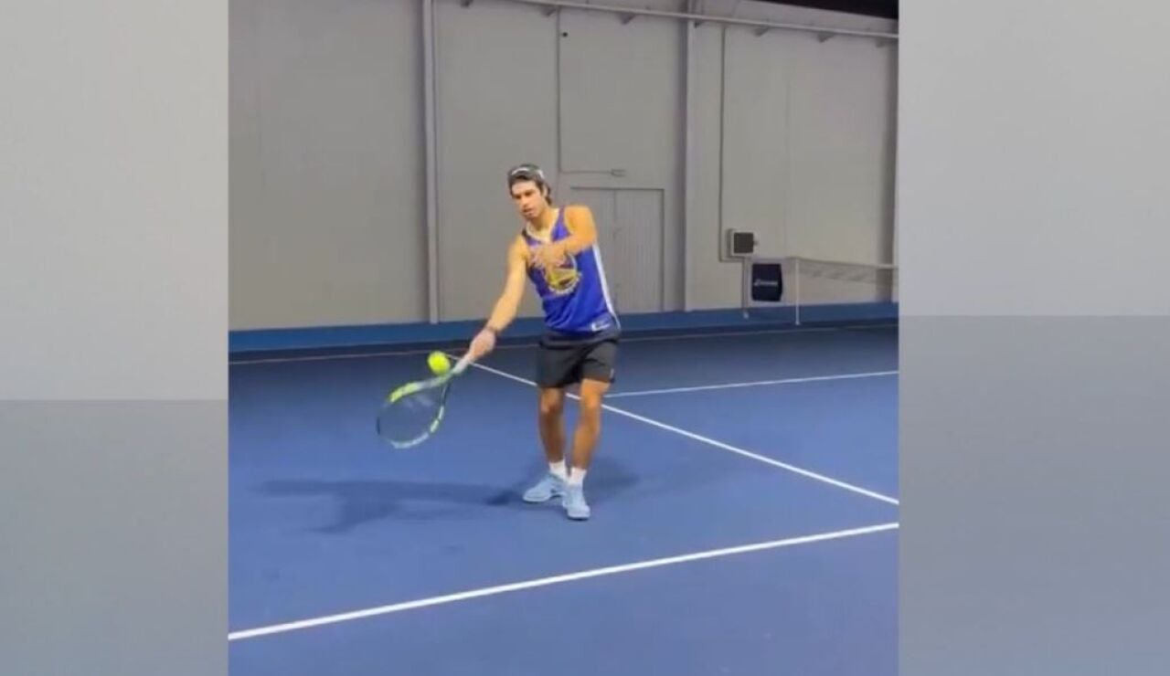 Alcaraz entrenando sin protecci&oacute;n en la mu&ntilde;eca derecha