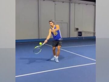 Alcaraz entrenando sin protecci&oacute;n en la mu&ntilde;eca derecha