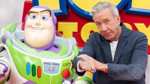Tim Allen junto a un disfraz de Buzz Lightyear en la presentación de Toy Story 5