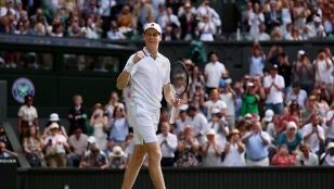 Jannik Sinner celebra su victoria ante Miomir Kecmanovic