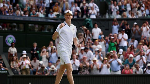 Jannik Sinner celebra su victoria ante Miomir Kecmanovic