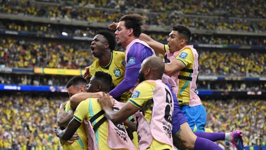 Los jugadores de Brasil celebran el gol de la victoria de Martinelli
