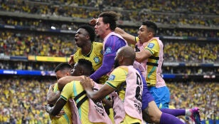 Los jugadores de Brasil celebran el gol de la victoria de Martinelli