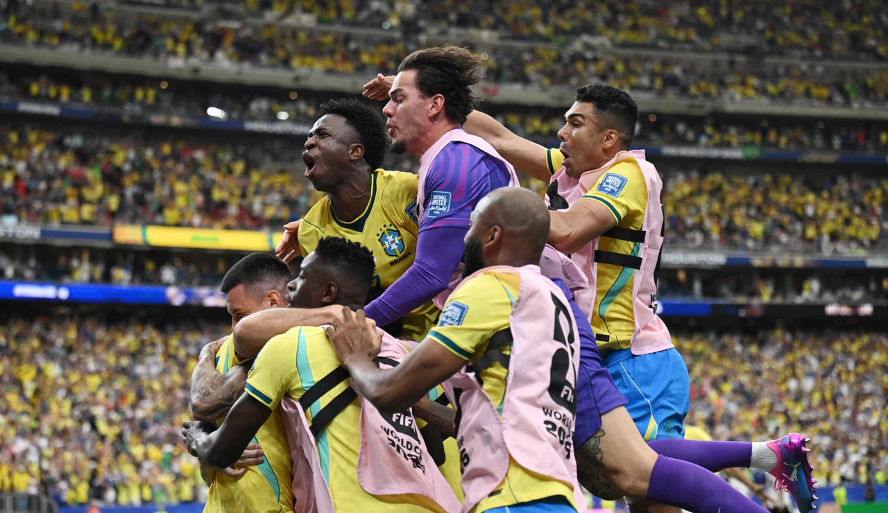 Los jugadores de Brasil celebran el gol de la victoria de Martinelli