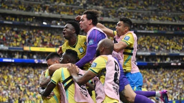 Los jugadores de Brasil celebran el gol de la victoria de Martinelli