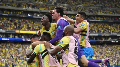 Los jugadores de Brasil celebran el gol de la victoria de Martinelli Los jugadores de Brasil celebran el gol de la victoria de Martinelli
