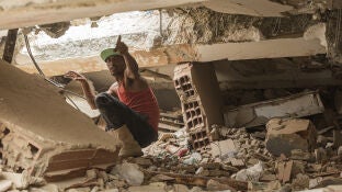 Un rescatista realiza labores de b&uacute;squeda en Tanaguaneras, La Guaira