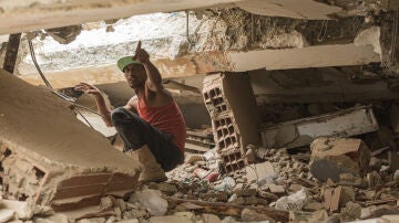 Un rescatista realiza labores de b&uacute;squeda en Tanaguaneras, La Guaira