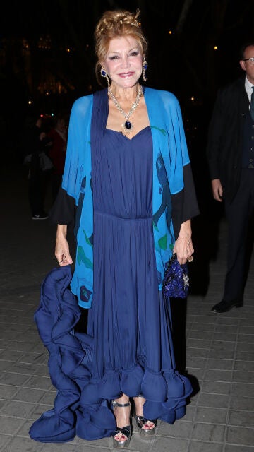 Baronesa Thyssen con joyas de zafiro