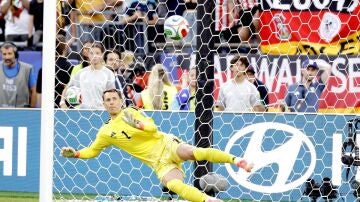 Neuer no pudo atajar el penalti decisivo Jos&eacute; Canale