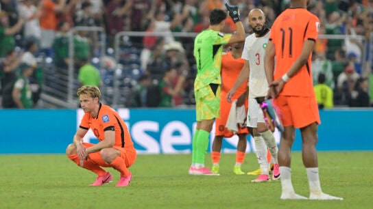 Los futbolistas de Holanda se lamentan tras la eliminaci&oacute;n