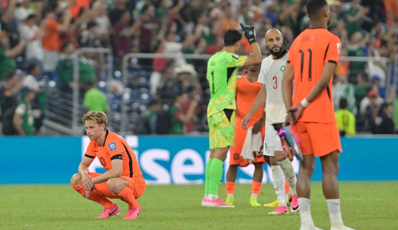 Los futbolistas de Holanda se lamentan tras la eliminaci&oacute;n