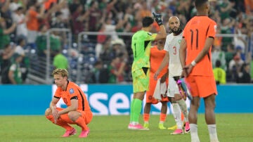 Los futbolistas de Holanda se lamentan tras la eliminaci&oacute;n