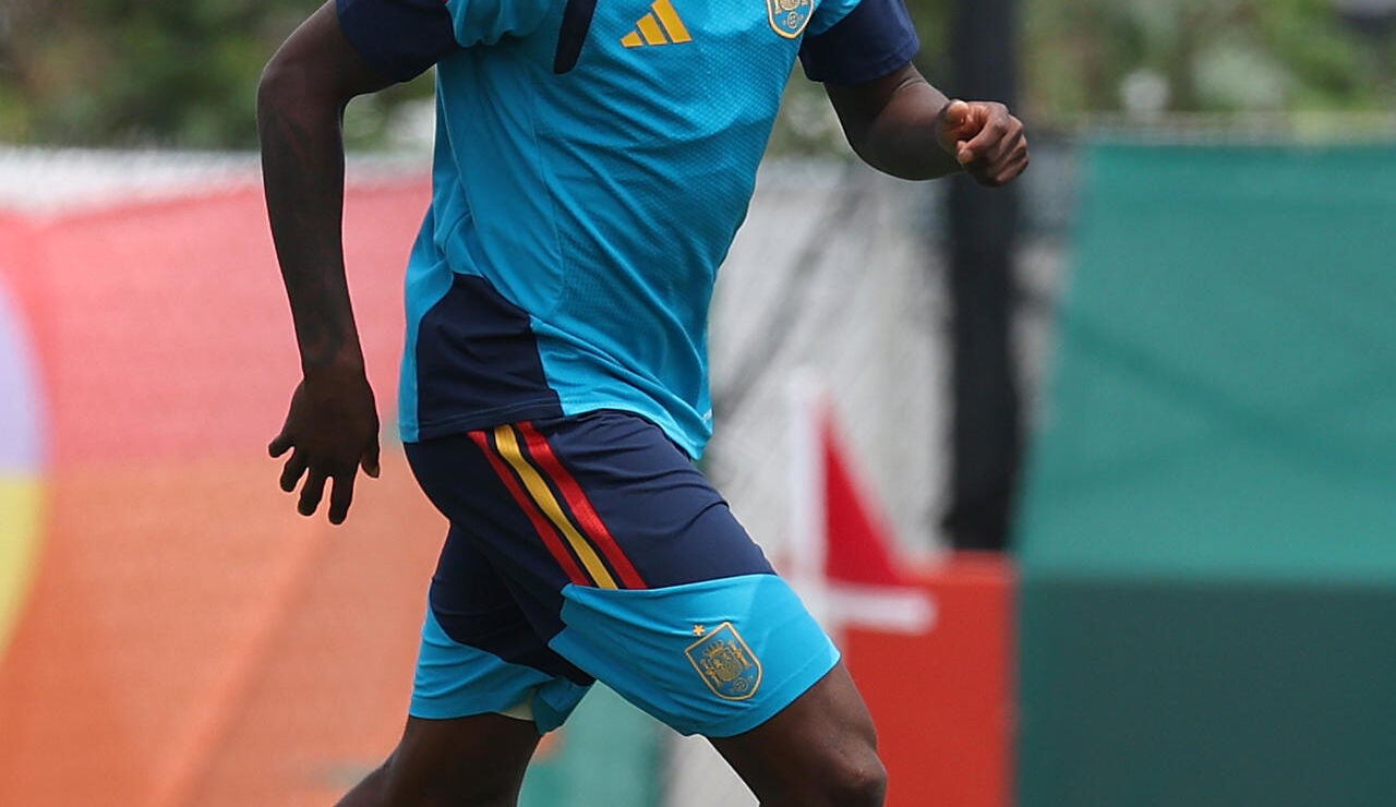 Nico Williams durante un entrenamiento con Espa&ntilde;a