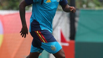 Nico Williams durante un entrenamiento con Espa&ntilde;a