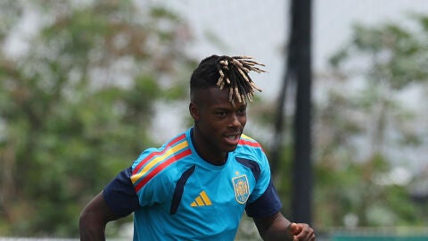 Nico Williams durante un entrenamiento con Espa&ntilde;a