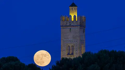 Luna de fresa en Zaragoza. Luna de fresa en Zaragoza.