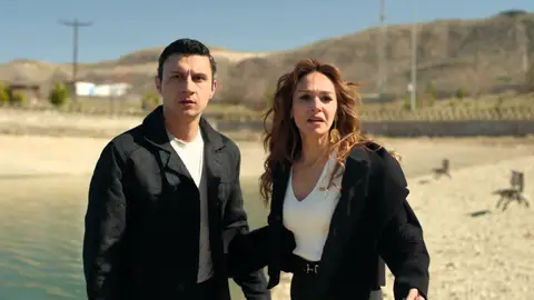 Sadakat sorprende a Nare y Şahin juntos y pierde el control: esta noche, en En tierra lejana Sadakat sorprende a Nare y Şahin juntos y pierde el control: esta noche, en En tierra lejana