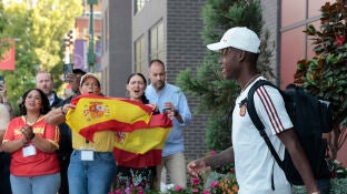 Nico Williams saliendo del hotel de Chattanooga para poner rumbo a Los &Aacute;ngeles