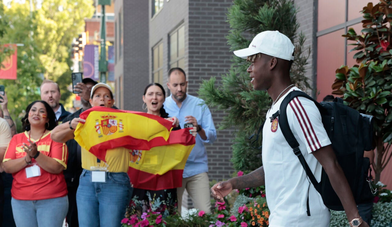 Nico Williams saliendo del hotel de Chattanooga para poner rumbo a Los &Aacute;ngeles