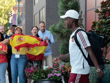 Nico Williams saliendo del hotel de Chattanooga para poner rumbo a Los &Aacute;ngeles