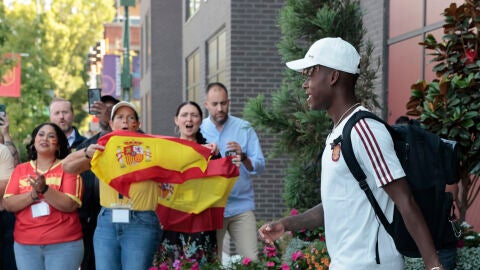Nico Williams saliendo del hotel de Chattanooga para poner rumbo a Los &Aacute;ngeles