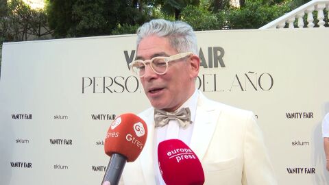 Boris Izaguirre hablando con la prensa