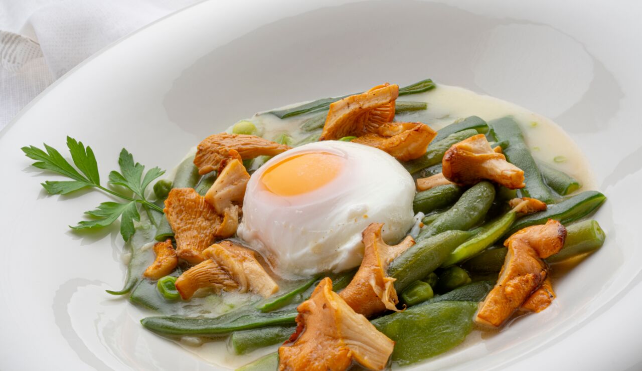 Menestra de verduras con huevo escalfado y rebozuelos de Karlos Argui&ntilde;ano