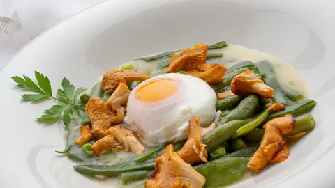 Menestra de verduras con huevo escalfado y rebozuelos de Karlos Arguiñano Menestra de verduras con huevo escalfado y rebozuelos de Karlos Arguiñano