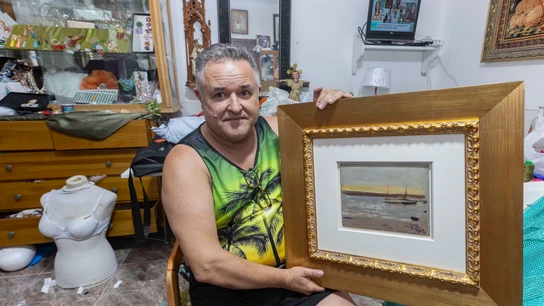 Andrés, el hombre que lo encontró en la calle, se lo llevó porque le gustó el marco pero avisó a la Policía Nacional nada más conocer que los propietarios había denunciado su desaparición. Andrés, el hombre que lo encontró en la calle, se lo llevó porque le gustó el marco pero avisó a la Policía Nacional nada más conocer que los propietarios había denunciado su desaparición.