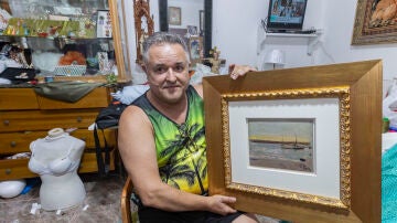 Andr&eacute;s, el hombre que lo encontr&oacute; en la calle, se lo llev&oacute; porque le gust&oacute; el marco pero avis&oacute; a la Polic&iacute;a Nacional nada m&aacute;s conocer que los propietarios hab&iacute;a denunciado su desaparici&oacute;n.
