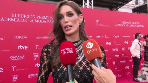 Marta López Álamo hablando con los periodistas